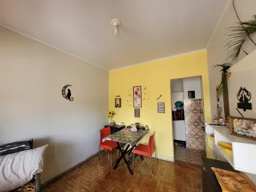 CASA À VENDA COM 2 QUARTOS, EDÍCULA E 4 VAGAS NO BAIRRO VILA MARIETA EM CAMPINAS/SP.