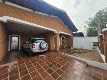 CASA À VENDA COM 3 QUARTOS, 1 SUÍTE E 4 VAGAS NO JARDIM FLAMBOYANT EM CAMPINAS/SP.