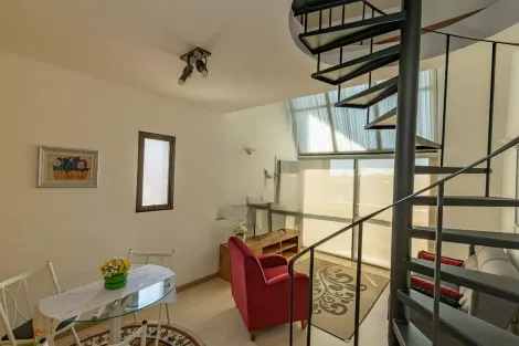 Apartamento duplex mobiliado com 1 quarto 1 banheiro 1 vaga para locação no Cambuí em Campinas-SP