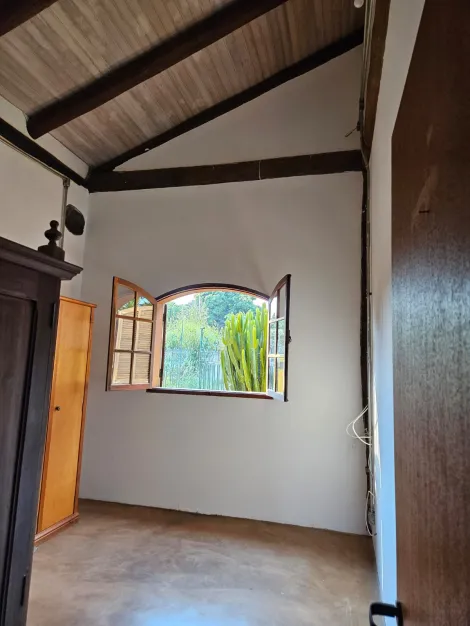 Casa térrea com 3 quartos 2 suítes 4 banheiros 4 vagas para locação no Taquaral em Campinas-SP