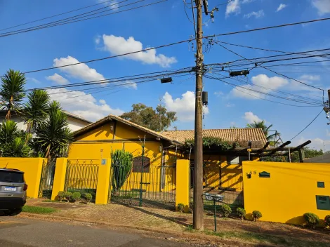 Casa térrea com 3 quartos 2 suítes 4 banheiros 4 vagas para locação no Taquaral em Campinas-SP